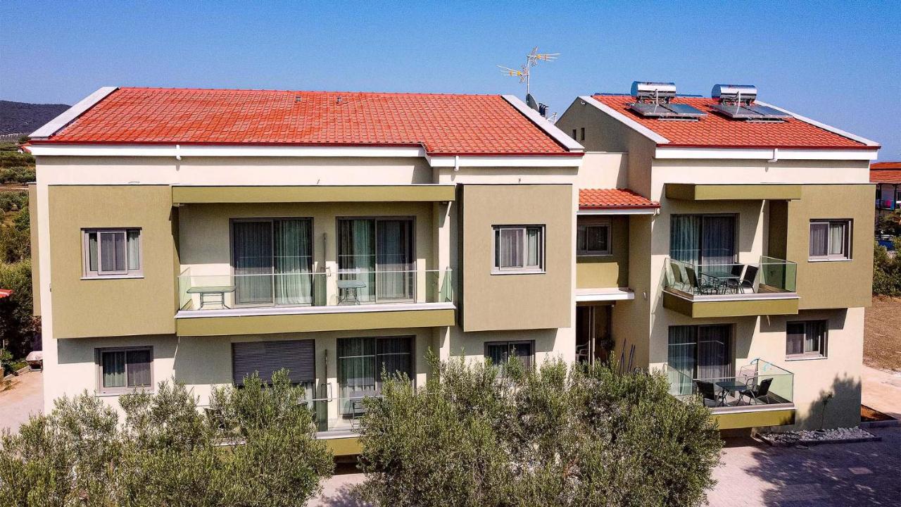 Estelle Family Luxury Apartments & Suites Gerakini Bagian luar foto