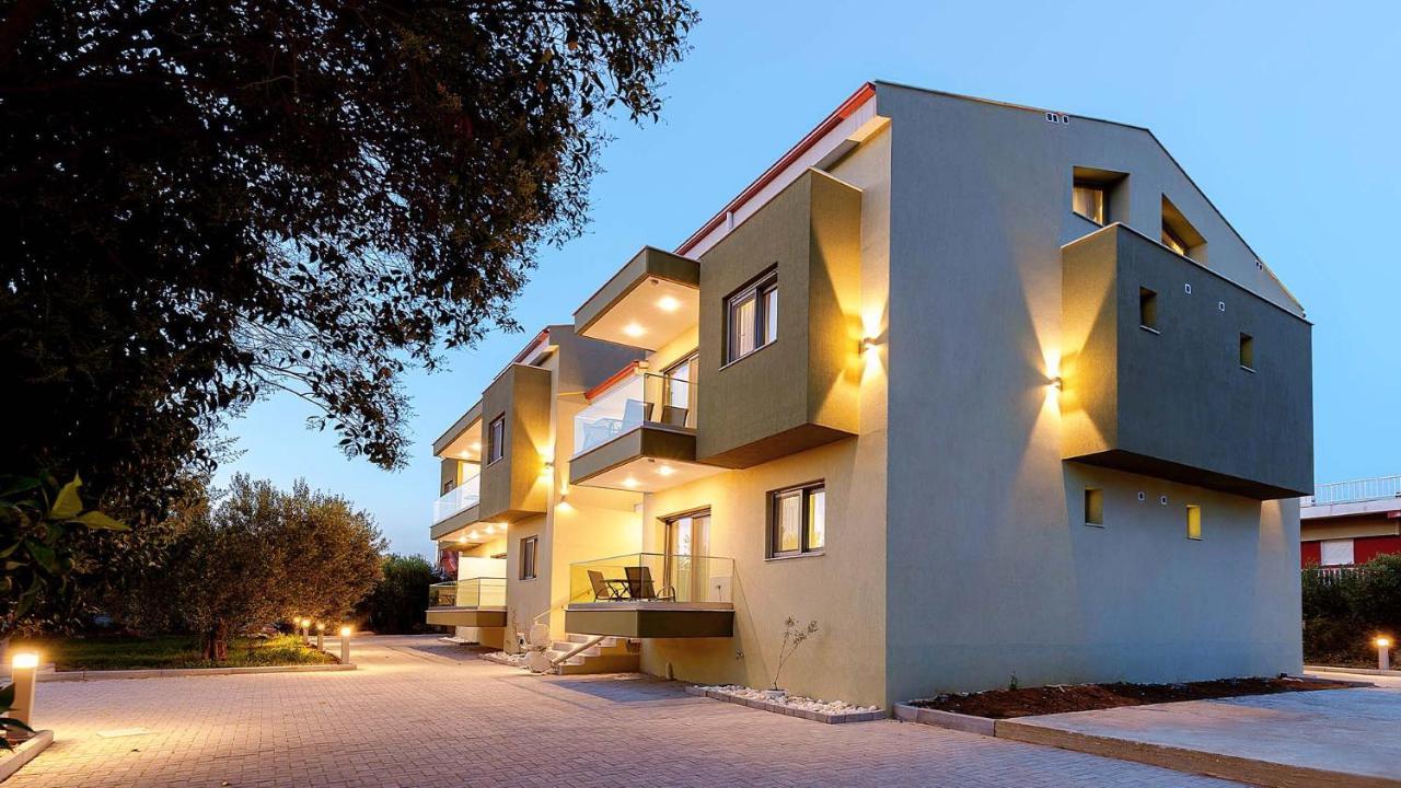 Estelle Family Luxury Apartments & Suites Gerakini Bagian luar foto