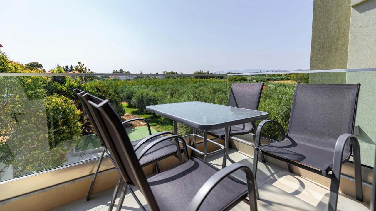 Estelle Family Luxury Apartments & Suites Gerakini Bagian luar foto
